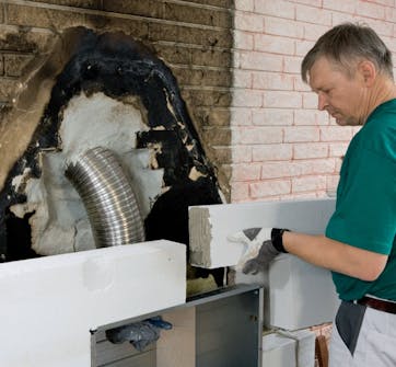 Braskassett: Två lättbetongblock sågas till för att passa runt konvektionskåpan Braskassett: Två lättbetongblock sågas till för att passa runt konvektionskåpan